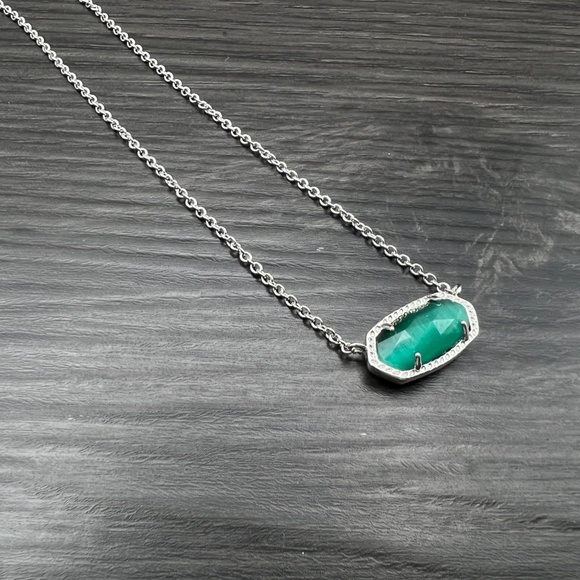 Kendra Scott Elisa Silver Pendant Necklace in Emerald Cat's Eye - Picture 4 of 5